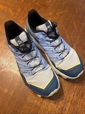 Salomon Trail Shoes in Light Gray, Navy and Yellow Women’s 8.5